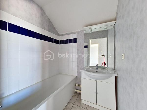 RARE A LA VENTE !
A 1,2 kms du centre de Beuzeville, dans une résidence de 2006, je vous invite à découvrir cet appartement de type F3, situé au 3ème et dernier étage du bâtiment. Il est composé d'une entrée avec placards, d'un agréable séjour, d'une cuisine, de 2 chambres avec placards, d'un wc et d'une salle de bains. Vous pourrez également profitez d'une superbe terrasse, et d'une place de stationnement privative. Idéal pour un 1er achat, ou pour un investissement locatif. (Des travaux de rénovation sont actuellement en cours sur les façades des bâtiments, ainsi que sur les balcons des appartements, pour rajeunir l'ensemble de la résidence)