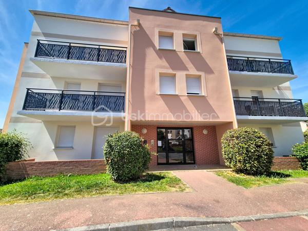 RARE A LA VENTE !
A 1,2 kms du centre de Beuzeville, dans une résidence de 2006, je vous invite à découvrir cet appartement de type F3, situé au 3ème et dernier étage du bâtiment. Il est composé d'une entrée avec placards, d'un agréable séjour, d'une cuisine, de 2 chambres avec placards, d'un wc et d'une salle de bains. Vous pourrez également profitez d'une superbe terrasse, et d'une place de stationnement privative. Idéal pour un 1er achat, ou pour un investissement locatif. (Des travaux de rénovation sont actuellement en cours sur les façades des bâtiments, ainsi que sur les balcons des appartements, pour rajeunir l'ensemble de la résidence)