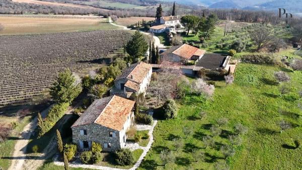 Exploitation d'accueil prestige et réception, activité agricole biologique et mas propriétaire. Piscine et grand garage souterrain sécurisé