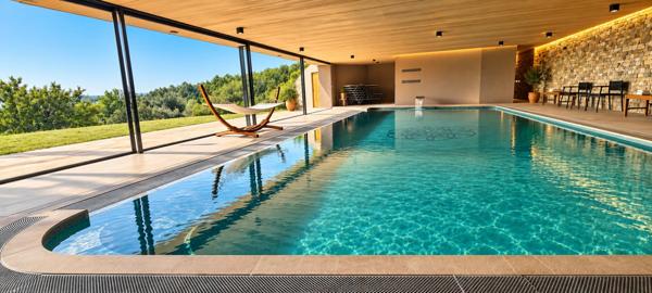 Exploitation d'accueil prestige et réception, activité agricole biologique et mas propriétaire. Piscine et grand garage souterrain sécurisé