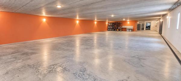 Exploitation d'accueil prestige et réception, activité agricole biologique et mas propriétaire. Piscine et grand garage souterrain sécurisé