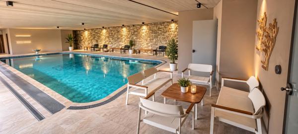 Exploitation d'accueil prestige et réception, activité agricole biologique et mas propriétaire. Piscine et grand garage souterrain sécurisé
