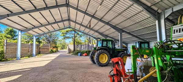 Exploitation d'accueil prestige et réception, activité agricole biologique et mas propriétaire. Piscine et grand garage souterrain sécurisé