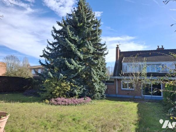Maison 1980, spacieuse - 4 chambres - GARAGE+ stationnements - JARDIN de 650m² à l'arrière +coté.