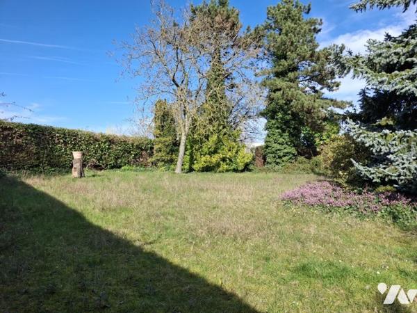 Maison 1980, spacieuse - 4 chambres - GARAGE+ stationnements - JARDIN de 650m² à l'arrière +coté.