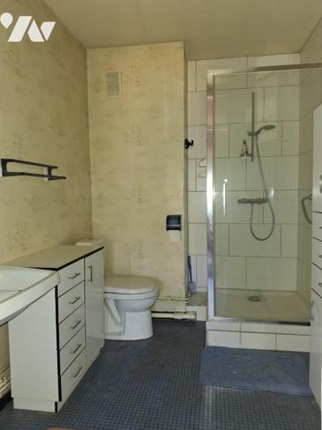 Maison 1980, spacieuse - 4 chambres - GARAGE+ stationnements - JARDIN de 650m² à l'arrière +coté.