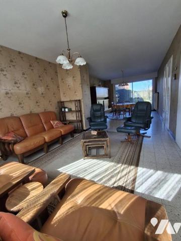 Maison 1980, spacieuse - 4 chambres - GARAGE+ stationnements - JARDIN de 650m² à l'arrière +coté.