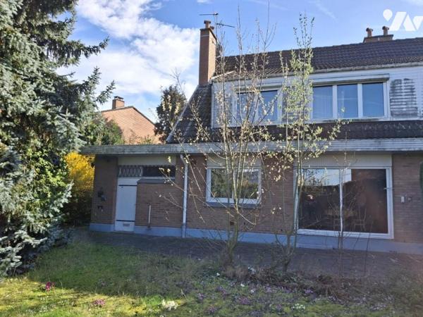 Maison 1980, spacieuse - 4 chambres - GARAGE+ stationnements - JARDIN de 650m² à l'arrière +coté.