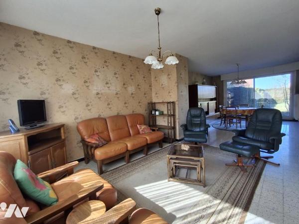 Maison 1980, spacieuse - 4 chambres - GARAGE+ stationnements - JARDIN de 650m² à l'arrière +coté.