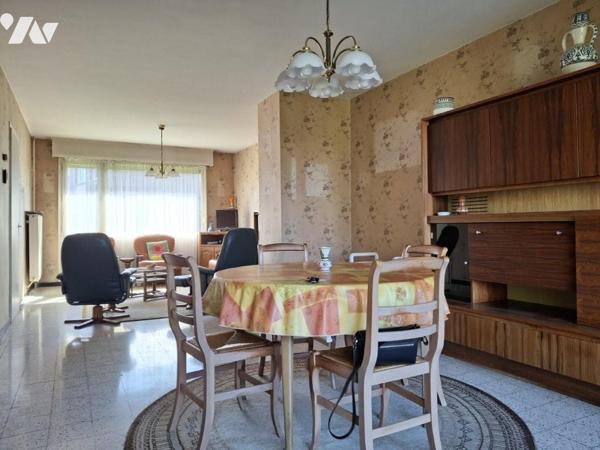 Maison 1980, spacieuse - 4 chambres - GARAGE+ stationnements - JARDIN de 650m² à l'arrière +coté.