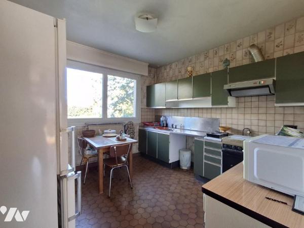 Maison 1980, spacieuse - 4 chambres - GARAGE+ stationnements - JARDIN de 650m² à l'arrière +coté.