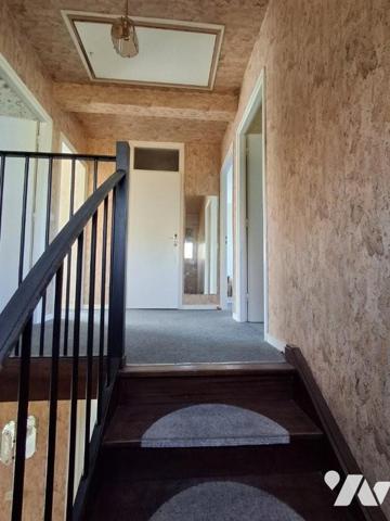 Maison 1980, spacieuse - 4 chambres - GARAGE+ stationnements - JARDIN de 650m² à l'arrière +coté.