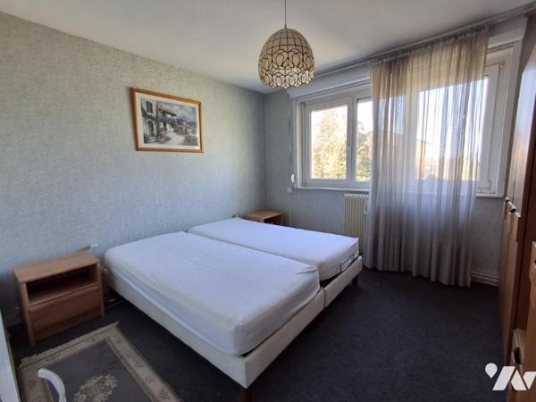 Maison 1980, spacieuse - 4 chambres - GARAGE+ stationnements - JARDIN de 650m² à l'arrière +coté.