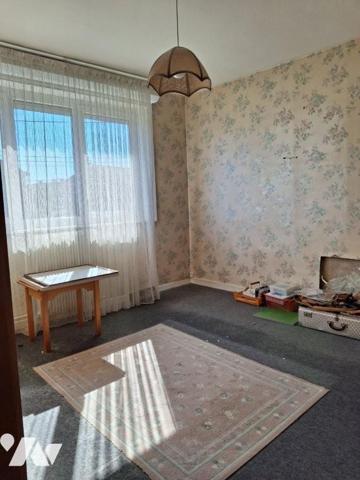 Maison 1980, spacieuse - 4 chambres - GARAGE+ stationnements - JARDIN de 650m² à l'arrière +coté.