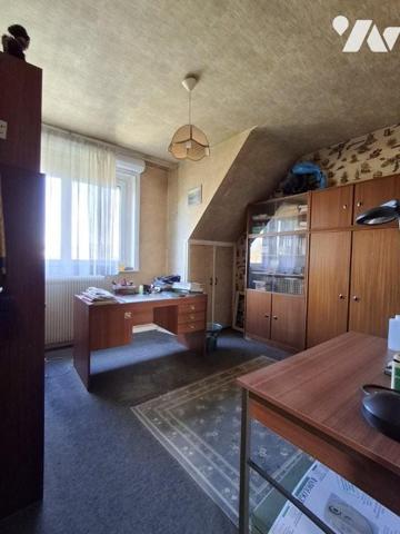 Maison 1980, spacieuse - 4 chambres - GARAGE+ stationnements - JARDIN de 650m² à l'arrière +coté.