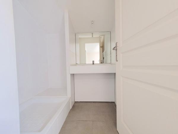 Appartement
         4 pièces
        - 96 m² Bien prestige 450 000 € *