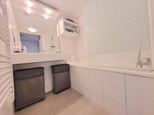 Appartement
         4 pièces
        - 96 m² Bien prestige