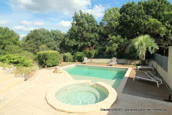 Vailhauquès (34570) Maison 7 pièces avec un grand sous-sol exploitable, piscine, jardin arboré à Vailhauquès