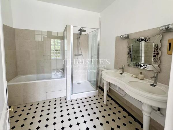 Château historique de la vallée de la Loire, superbement rénové, dans son parc de 5 hectares.