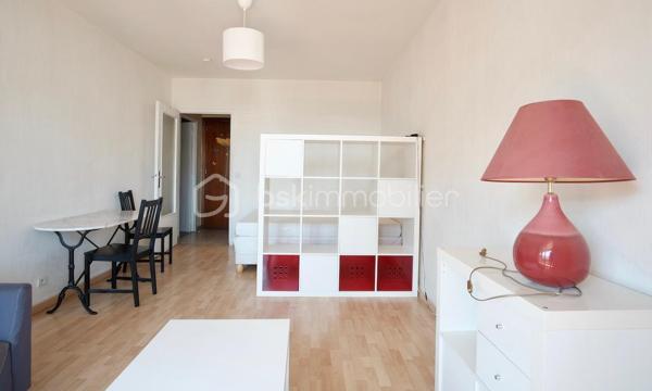 Exclusivité, emplacement particulièrement recherché, idéal pour un investissement locatif grâce à la proximité immédiate de l’Hôpital de la Timone, des facultés et des écoles de médecine.

Découvrez ce T1 de 32 m² situé au dernier étage d’une belle résidence de standing, en très bon état , calme, sécurisée et bien entretenue avec sa terrasse de près 7 m2 et son DPE classé C.

Les faibles charges propriétaire en font un bien avec une bonne rentabilité. Les communs et la façade sont en très bon état.

L’appartement se compose d’une agréable pièce de vie très lumineuse ouvrant sur une terrasse avec vue dégagée, d’une cuisine séparée entièrement rénovée, d’une salle de bain avec WC ainsi que d’une entrée avec dressing.

Les baies vitrées ont été remplacée récemment et le sol en parquet apporte une ambiance chaleureuse à la pièce de vie.

L’appartement est vendu meublé, et équipé ( Frigo, mini four, micro-onde, plaque, machine a laver...) libre de toute occupation et prêt à être loué immédiatement, idéal pour un investissement locatif à proximité immédiate des facultés, transports et commerces.

Une place de parking dans un garage fermé est disponible en sus du prix.

Dossier complet disponible sur demande.

À visiter sans tarder.