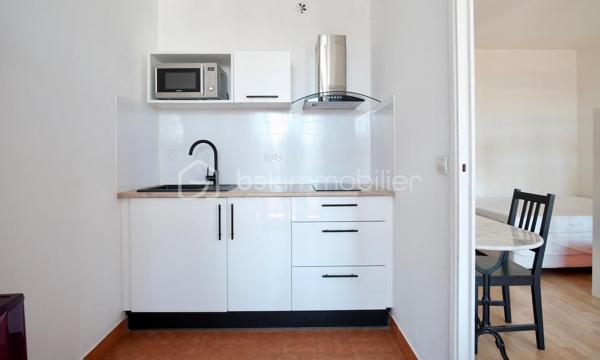 Exclusivité, emplacement particulièrement recherché, idéal pour un investissement locatif grâce à la proximité immédiate de l’Hôpital de la Timone, des facultés et des écoles de médecine.

Découvrez ce T1 de 32 m² situé au dernier étage d’une belle résidence de standing, en très bon état , calme, sécurisée et bien entretenue avec sa terrasse de près 7 m2 et son DPE classé C.

Les faibles charges propriétaire en font un bien avec une bonne rentabilité. Les communs et la façade sont en très bon état.

L’appartement se compose d’une agréable pièce de vie très lumineuse ouvrant sur une terrasse avec vue dégagée, d’une cuisine séparée entièrement rénovée, d’une salle de bain avec WC ainsi que d’une entrée avec dressing.

Les baies vitrées ont été remplacée récemment et le sol en parquet apporte une ambiance chaleureuse à la pièce de vie.

L’appartement est vendu meublé, et équipé ( Frigo, mini four, micro-onde, plaque, machine a laver...) libre de toute occupation et prêt à être loué immédiatement, idéal pour un investissement locatif à proximité immédiate des facultés, transports et commerces.

Une place de parking dans un garage fermé est disponible en sus du prix.

Dossier complet disponible sur demande.

À visiter sans tarder.