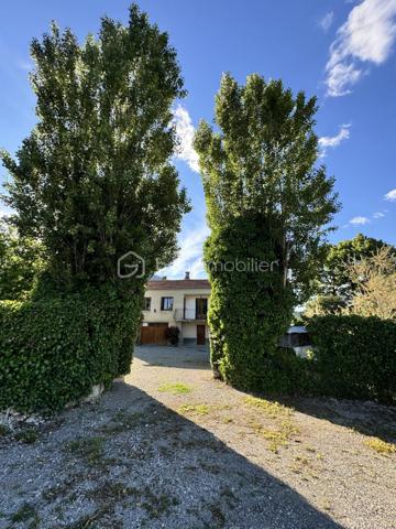 Venez visiter sans tarder cette maison située dans un petit hameau à quelques minutes d'aspremont , 5 km de Serres et 20 km de Veynes . 
Maison avec un très beau potentiel ,de 103 m² habitables + grand sous sol ,  implantée sur un terrain d'environ 800 m² dans un environnement calme , exposition plein sud . 
En RDC un grand garage , une cave , un WC ainsi que deux pièces supplémentaires offrant un beau potentiel d'aménagement . Après quelques travaux elles pourront être facilement transformées en chambre supplémentaire , bureau etc ...
A l'étage une cuisine , un salon séjour lumineux ouvrant sur un balcon , trois chambres , une salle de bain , un WC .
A l'extérieur vous serez séduits par les différents espaces , une cour , un espace potager , un jardin ainsi qu'une dépendance en dur pouvant également être rénovée . 
Des travaux de rénovations énergétiques et de remise aux goûts du jour sont à prévoir . 
A visiter au plus vite !