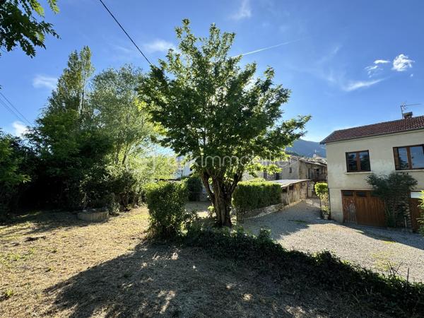 Venez visiter sans tarder cette maison située dans un petit hameau à quelques minutes d'aspremont , 5 km de Serres et 20 km de Veynes . 
Maison avec un très beau potentiel ,de 103 m² habitables + grand sous sol ,  implantée sur un terrain d'environ 800 m² dans un environnement calme , exposition plein sud . 
En RDC un grand garage , une cave , un WC ainsi que deux pièces supplémentaires offrant un beau potentiel d'aménagement . Après quelques travaux elles pourront être facilement transformées en chambre supplémentaire , bureau etc ...
A l'étage une cuisine , un salon séjour lumineux ouvrant sur un balcon , trois chambres , une salle de bain , un WC .
A l'extérieur vous serez séduits par les différents espaces , une cour , un espace potager , un jardin ainsi qu'une dépendance en dur pouvant également être rénovée . 
Des travaux de rénovations énergétiques et de remise aux goûts du jour sont à prévoir . 
A visiter au plus vite !