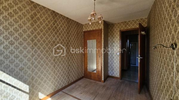 Venez visiter sans tarder cette maison située dans un petit hameau à quelques minutes d'aspremont , 5 km de Serres et 20 km de Veynes . 
Maison avec un très beau potentiel ,de 103 m² habitables + grand sous sol ,  implantée sur un terrain d'environ 800 m² dans un environnement calme , exposition plein sud . 
En RDC un grand garage , une cave , un WC ainsi que deux pièces supplémentaires offrant un beau potentiel d'aménagement . Après quelques travaux elles pourront être facilement transformées en chambre supplémentaire , bureau etc ...
A l'étage une cuisine , un salon séjour lumineux ouvrant sur un balcon , trois chambres , une salle de bain , un WC .
A l'extérieur vous serez séduits par les différents espaces , une cour , un espace potager , un jardin ainsi qu'une dépendance en dur pouvant également être rénovée . 
Des travaux de rénovations énergétiques et de remise aux goûts du jour sont à prévoir . 
A visiter au plus vite !