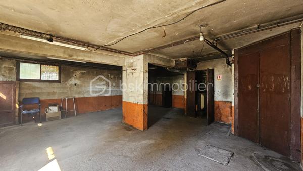 Venez visiter sans tarder cette maison située dans un petit hameau à quelques minutes d'aspremont , 5 km de Serres et 20 km de Veynes . 
Maison avec un très beau potentiel ,de 103 m² habitables + grand sous sol ,  implantée sur un terrain d'environ 800 m² dans un environnement calme , exposition plein sud . 
En RDC un grand garage , une cave , un WC ainsi que deux pièces supplémentaires offrant un beau potentiel d'aménagement . Après quelques travaux elles pourront être facilement transformées en chambre supplémentaire , bureau etc ...
A l'étage une cuisine , un salon séjour lumineux ouvrant sur un balcon , trois chambres , une salle de bain , un WC .
A l'extérieur vous serez séduits par les différents espaces , une cour , un espace potager , un jardin ainsi qu'une dépendance en dur pouvant également être rénovée . 
Des travaux de rénovations énergétiques et de remise aux goûts du jour sont à prévoir . 
A visiter au plus vite !