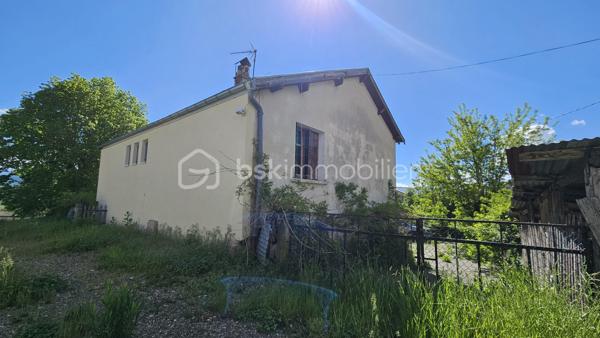 Venez visiter sans tarder cette maison située dans un petit hameau à quelques minutes d'aspremont , 5 km de Serres et 20 km de Veynes . 
Maison avec un très beau potentiel ,de 103 m² habitables + grand sous sol ,  implantée sur un terrain d'environ 800 m² dans un environnement calme , exposition plein sud . 
En RDC un grand garage , une cave , un WC ainsi que deux pièces supplémentaires offrant un beau potentiel d'aménagement . Après quelques travaux elles pourront être facilement transformées en chambre supplémentaire , bureau etc ...
A l'étage une cuisine , un salon séjour lumineux ouvrant sur un balcon , trois chambres , une salle de bain , un WC .
A l'extérieur vous serez séduits par les différents espaces , une cour , un espace potager , un jardin ainsi qu'une dépendance en dur pouvant également être rénovée . 
Des travaux de rénovations énergétiques et de remise aux goûts du jour sont à prévoir . 
A visiter au plus vite !