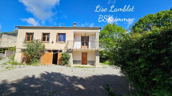 Venez visiter sans tarder cette maison située dans un petit hameau à quelques minutes d'aspremont , 5 km de Serres et 20 km de Veynes . 
Maison avec un très beau potentiel ,de 103 m² habitables + grand sous sol ,  implantée sur un terrain d'environ 800 m² dans un environnement calme , exposition plein sud . 
En RDC un grand garage , une cave , un WC ainsi que deux pièces supplémentaires offrant un beau potentiel d'aménagement . Après quelques travaux elles pourront être facilement transformées en chambre supplémentaire , bureau etc ...
A l'étage une cuisine , un salon séjour lumineux ouvrant sur un balcon , trois chambres , une salle de bain , un WC .
A l'extérieur vous serez séduits par les différents espaces , une cour , un espace potager , un jardin ainsi qu'une dépendance en dur pouvant également être rénovée . 
Des travaux de rénovations énergétiques et de remise aux goûts du jour sont à prévoir . 
A visiter au plus vite !