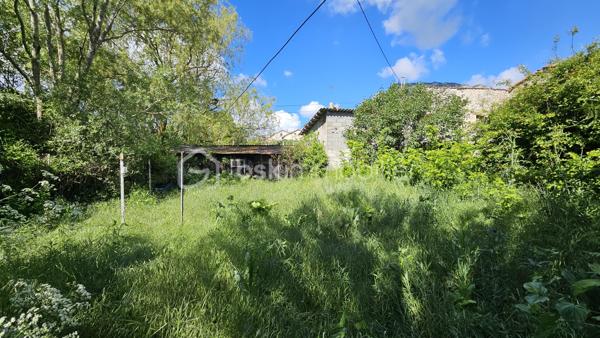 Venez visiter sans tarder cette maison située dans un petit hameau à quelques minutes d'aspremont , 5 km de Serres et 20 km de Veynes . 
Maison avec un très beau potentiel ,de 103 m² habitables + grand sous sol ,  implantée sur un terrain d'environ 800 m² dans un environnement calme , exposition plein sud . 
En RDC un grand garage , une cave , un WC ainsi que deux pièces supplémentaires offrant un beau potentiel d'aménagement . Après quelques travaux elles pourront être facilement transformées en chambre supplémentaire , bureau etc ...
A l'étage une cuisine , un salon séjour lumineux ouvrant sur un balcon , trois chambres , une salle de bain , un WC .
A l'extérieur vous serez séduits par les différents espaces , une cour , un espace potager , un jardin ainsi qu'une dépendance en dur pouvant également être rénovée . 
Des travaux de rénovations énergétiques et de remise aux goûts du jour sont à prévoir . 
A visiter au plus vite !