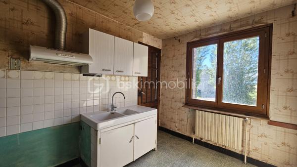 Venez visiter sans tarder cette maison située dans un petit hameau à quelques minutes d'aspremont , 5 km de Serres et 20 km de Veynes . 
Maison avec un très beau potentiel ,de 103 m² habitables + grand sous sol ,  implantée sur un terrain d'environ 800 m² dans un environnement calme , exposition plein sud . 
En RDC un grand garage , une cave , un WC ainsi que deux pièces supplémentaires offrant un beau potentiel d'aménagement . Après quelques travaux elles pourront être facilement transformées en chambre supplémentaire , bureau etc ...
A l'étage une cuisine , un salon séjour lumineux ouvrant sur un balcon , trois chambres , une salle de bain , un WC .
A l'extérieur vous serez séduits par les différents espaces , une cour , un espace potager , un jardin ainsi qu'une dépendance en dur pouvant également être rénovée . 
Des travaux de rénovations énergétiques et de remise aux goûts du jour sont à prévoir . 
A visiter au plus vite !