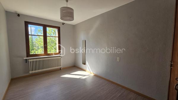 Venez visiter sans tarder cette maison située dans un petit hameau à quelques minutes d'aspremont , 5 km de Serres et 20 km de Veynes . 
Maison avec un très beau potentiel ,de 103 m² habitables + grand sous sol ,  implantée sur un terrain d'environ 800 m² dans un environnement calme , exposition plein sud . 
En RDC un grand garage , une cave , un WC ainsi que deux pièces supplémentaires offrant un beau potentiel d'aménagement . Après quelques travaux elles pourront être facilement transformées en chambre supplémentaire , bureau etc ...
A l'étage une cuisine , un salon séjour lumineux ouvrant sur un balcon , trois chambres , une salle de bain , un WC .
A l'extérieur vous serez séduits par les différents espaces , une cour , un espace potager , un jardin ainsi qu'une dépendance en dur pouvant également être rénovée . 
Des travaux de rénovations énergétiques et de remise aux goûts du jour sont à prévoir . 
A visiter au plus vite !