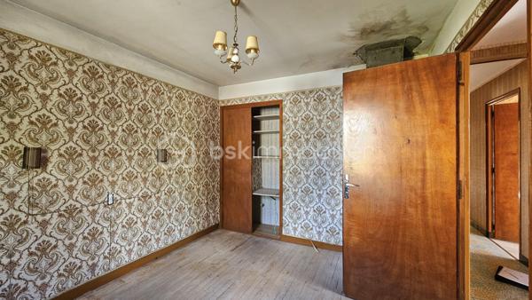 Venez visiter sans tarder cette maison située dans un petit hameau à quelques minutes d'aspremont , 5 km de Serres et 20 km de Veynes . 
Maison avec un très beau potentiel ,de 103 m² habitables + grand sous sol ,  implantée sur un terrain d'environ 800 m² dans un environnement calme , exposition plein sud . 
En RDC un grand garage , une cave , un WC ainsi que deux pièces supplémentaires offrant un beau potentiel d'aménagement . Après quelques travaux elles pourront être facilement transformées en chambre supplémentaire , bureau etc ...
A l'étage une cuisine , un salon séjour lumineux ouvrant sur un balcon , trois chambres , une salle de bain , un WC .
A l'extérieur vous serez séduits par les différents espaces , une cour , un espace potager , un jardin ainsi qu'une dépendance en dur pouvant également être rénovée . 
Des travaux de rénovations énergétiques et de remise aux goûts du jour sont à prévoir . 
A visiter au plus vite !