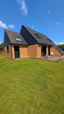 Maison chaleureuse proche mer avec grand garage et beau potentiel 

À seulement 2km de la mer, dans un environnement calme et agréable, cette maison située à Tréogat offre un cadre de vie idéal pour ceux qui recherchent la tranquillité, l’espace et la proximité du littoral.

Dès l’entrée, la maison dégage une atmosphère chaleureuse avec ses beaux volumes, ses espaces lumineux et son ambiance conviviale. Elle permet une vie de plain-pied grâce à une chambre et une salle d’eau au rez-de-chaussée, un vrai confort au quotidien.

Le rez-de-chaussée se compose d’une entrée, d’une cuisine aménagée et équipée, d’un séjour agréable, d’un espace salon, d’un bureau avec mezzanine pouvant faire office de coin nuit, d’une chambre, d’une salle d’eau avec WC ainsi que d’une buanderie.

À l’étage, vous trouverez deux chambres supplémentaires, une salle d’eau ainsi qu’un WC.

À l’extérieur, le terrain d’environ 1051 m² offre un espace agréable, facile à vivre, tout en restant à proximité du bourg, de l’école et des plages.

Un véritable atout complète ce bien : un grand garage d’environ 36 m², isolé , idéal pour stationner, bricoler, stocker ou créer un bel atelier.
 Au-dessus du garage, un espace supplémentaire offre également un beau potentiel d’aménagement, selon les besoins : atelier, espace de loisirs, rangement, voire projet d’extension ou création d’une pièce complémentaire.


Cette maison conviendra aussi bien à une famille recherchant un lieu de vie agréable proche de la mer qu’à des acquéreurs souhaitant une résidence secondaire avec du potentiel.
Un bien chaleureux, bien entretenu et plein de possibilités, à découvrir rapidement.