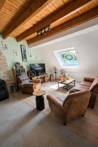 Maison chaleureuse proche mer avec grand garage et beau potentiel 

À seulement 2km de la mer, dans un environnement calme et agréable, cette maison située à Tréogat offre un cadre de vie idéal pour ceux qui recherchent la tranquillité, l’espace et la proximité du littoral.

Dès l’entrée, la maison dégage une atmosphère chaleureuse avec ses beaux volumes, ses espaces lumineux et son ambiance conviviale. Elle permet une vie de plain-pied grâce à une chambre et une salle d’eau au rez-de-chaussée, un vrai confort au quotidien.

Le rez-de-chaussée se compose d’une entrée, d’une cuisine aménagée et équipée, d’un séjour agréable, d’un espace salon, d’un bureau avec mezzanine pouvant faire office de coin nuit, d’une chambre, d’une salle d’eau avec WC ainsi que d’une buanderie.

À l’étage, vous trouverez deux chambres supplémentaires, une salle d’eau ainsi qu’un WC.

À l’extérieur, le terrain d’environ 1051 m² offre un espace agréable, facile à vivre, tout en restant à proximité du bourg, de l’école et des plages.

Un véritable atout complète ce bien : un grand garage d’environ 36 m², isolé , idéal pour stationner, bricoler, stocker ou créer un bel atelier.
 Au-dessus du garage, un espace supplémentaire offre également un beau potentiel d’aménagement, selon les besoins : atelier, espace de loisirs, rangement, voire projet d’extension ou création d’une pièce complémentaire.


Cette maison conviendra aussi bien à une famille recherchant un lieu de vie agréable proche de la mer qu’à des acquéreurs souhaitant une résidence secondaire avec du potentiel.
Un bien chaleureux, bien entretenu et plein de possibilités, à découvrir rapidement.