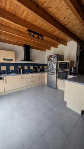 Maison chaleureuse proche mer avec grand garage et beau potentiel 

À seulement 2km de la mer, dans un environnement calme et agréable, cette maison située à Tréogat offre un cadre de vie idéal pour ceux qui recherchent la tranquillité, l’espace et la proximité du littoral.

Dès l’entrée, la maison dégage une atmosphère chaleureuse avec ses beaux volumes, ses espaces lumineux et son ambiance conviviale. Elle permet une vie de plain-pied grâce à une chambre et une salle d’eau au rez-de-chaussée, un vrai confort au quotidien.

Le rez-de-chaussée se compose d’une entrée, d’une cuisine aménagée et équipée, d’un séjour agréable, d’un espace salon, d’un bureau avec mezzanine pouvant faire office de coin nuit, d’une chambre, d’une salle d’eau avec WC ainsi que d’une buanderie.

À l’étage, vous trouverez deux chambres supplémentaires, une salle d’eau ainsi qu’un WC.

À l’extérieur, le terrain d’environ 1051 m² offre un espace agréable, facile à vivre, tout en restant à proximité du bourg, de l’école et des plages.

Un véritable atout complète ce bien : un grand garage d’environ 36 m², isolé , idéal pour stationner, bricoler, stocker ou créer un bel atelier.
 Au-dessus du garage, un espace supplémentaire offre également un beau potentiel d’aménagement, selon les besoins : atelier, espace de loisirs, rangement, voire projet d’extension ou création d’une pièce complémentaire.


Cette maison conviendra aussi bien à une famille recherchant un lieu de vie agréable proche de la mer qu’à des acquéreurs souhaitant une résidence secondaire avec du potentiel.
Un bien chaleureux, bien entretenu et plein de possibilités, à découvrir rapidement.