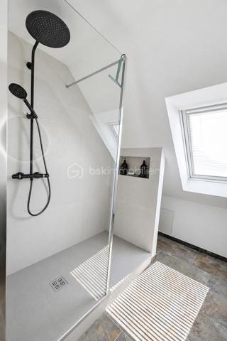Maison chaleureuse proche mer avec grand garage et beau potentiel 

À seulement 2km de la mer, dans un environnement calme et agréable, cette maison située à Tréogat offre un cadre de vie idéal pour ceux qui recherchent la tranquillité, l’espace et la proximité du littoral.

Dès l’entrée, la maison dégage une atmosphère chaleureuse avec ses beaux volumes, ses espaces lumineux et son ambiance conviviale. Elle permet une vie de plain-pied grâce à une chambre et une salle d’eau au rez-de-chaussée, un vrai confort au quotidien.

Le rez-de-chaussée se compose d’une entrée, d’une cuisine aménagée et équipée, d’un séjour agréable, d’un espace salon, d’un bureau avec mezzanine pouvant faire office de coin nuit, d’une chambre, d’une salle d’eau avec WC ainsi que d’une buanderie.

À l’étage, vous trouverez deux chambres supplémentaires, une salle d’eau ainsi qu’un WC.

À l’extérieur, le terrain d’environ 1051 m² offre un espace agréable, facile à vivre, tout en restant à proximité du bourg, de l’école et des plages.

Un véritable atout complète ce bien : un grand garage d’environ 36 m², isolé , idéal pour stationner, bricoler, stocker ou créer un bel atelier.
 Au-dessus du garage, un espace supplémentaire offre également un beau potentiel d’aménagement, selon les besoins : atelier, espace de loisirs, rangement, voire projet d’extension ou création d’une pièce complémentaire.


Cette maison conviendra aussi bien à une famille recherchant un lieu de vie agréable proche de la mer qu’à des acquéreurs souhaitant une résidence secondaire avec du potentiel.
Un bien chaleureux, bien entretenu et plein de possibilités, à découvrir rapidement.