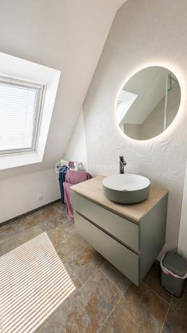 Maison chaleureuse proche mer avec grand garage et beau potentiel 

À seulement 2km de la mer, dans un environnement calme et agréable, cette maison située à Tréogat offre un cadre de vie idéal pour ceux qui recherchent la tranquillité, l’espace et la proximité du littoral.

Dès l’entrée, la maison dégage une atmosphère chaleureuse avec ses beaux volumes, ses espaces lumineux et son ambiance conviviale. Elle permet une vie de plain-pied grâce à une chambre et une salle d’eau au rez-de-chaussée, un vrai confort au quotidien.

Le rez-de-chaussée se compose d’une entrée, d’une cuisine aménagée et équipée, d’un séjour agréable, d’un espace salon, d’un bureau avec mezzanine pouvant faire office de coin nuit, d’une chambre, d’une salle d’eau avec WC ainsi que d’une buanderie.

À l’étage, vous trouverez deux chambres supplémentaires, une salle d’eau ainsi qu’un WC.

À l’extérieur, le terrain d’environ 1051 m² offre un espace agréable, facile à vivre, tout en restant à proximité du bourg, de l’école et des plages.

Un véritable atout complète ce bien : un grand garage d’environ 36 m², isolé , idéal pour stationner, bricoler, stocker ou créer un bel atelier.
 Au-dessus du garage, un espace supplémentaire offre également un beau potentiel d’aménagement, selon les besoins : atelier, espace de loisirs, rangement, voire projet d’extension ou création d’une pièce complémentaire.


Cette maison conviendra aussi bien à une famille recherchant un lieu de vie agréable proche de la mer qu’à des acquéreurs souhaitant une résidence secondaire avec du potentiel.
Un bien chaleureux, bien entretenu et plein de possibilités, à découvrir rapidement.