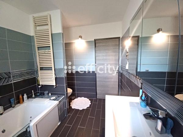 Maison
         4 pièces
        - 136 m² Bien prestige 869 000 € *