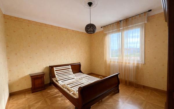 Maison à vendre    4 pièces • 186 660 m2 Launaguet