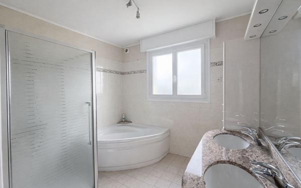Maison à vendre    4 pièces • 186 660 m2 Launaguet
