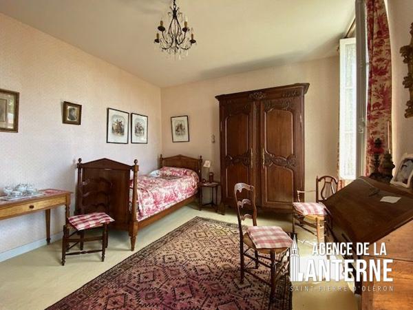 MAISON BOURGEOISE EN PIERRE DE 368 M² SUR UN TERRAIN DE 1150 M² environ