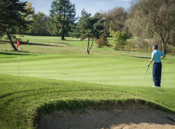 Saumur (49400) Maison T1 loueur meublé - Investissement locatif plaisir Idéal pour Golfeur au Domaine du Golf de Saumur avec