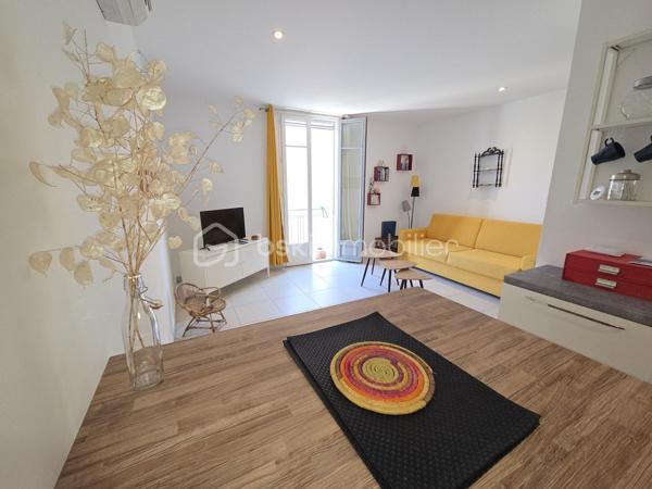 À vendre en exclusivité, dans le très recherché quartier Île Sud à Sète, découvrez ce magnifique T2 de 45 m² rénové, situé au 2ème étage d'un
immeuble ancien entièrement réhabilité avec des prestations de qualité.
Entre la Méditerranée et l'étang de Thau, Sète offre un art de vivre unique : plages de sable fin, port de pêche, canaux pittoresques,
animations toute l'année, festivals, gastronomie réputée et accès rapide à Montpellier. Une ville dynamique où il fait bon vivre toute l'année.
Vous serez immédiatement séduit par sa belle luminosité, son environnement calme et son état irréprochable. Aucun travaux à prévoir : il ne
vous reste plus qu'à poser vos valises !
L'appartement se compose d'une agréable pièce de vie avec une cuisine moderne entièrement équipée (four, plaque de cuisson, hotte,
réfrigérateur, lave-vaisselle, lave-linge..), d'une spacieuse chambre avec grand placard aménagé, d'une élégante salle d'eau et de WC
indépendants.
Un emplacement privilégié
Idéalement situé dans le quartier Île Sud, vous profiterez d'un cadre de vie recherché, à quelques minutes de la mairie, du port, des Halles,
des plages et des quais, des commerces, bus.
Local vélo.
Ce bien conviendra parfaitement à une résidence principale, un pied-à-terre ou un investissement locatif de qualité.
Une opportunité rare sur le secteur ! À visiter sans tarder !