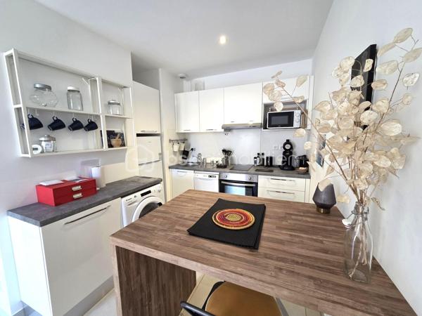 À vendre en exclusivité, dans le très recherché quartier Île Sud à Sète, découvrez ce magnifique T2 de 45 m² rénové, situé au 2ème étage d'un
immeuble ancien entièrement réhabilité avec des prestations de qualité.
Entre la Méditerranée et l'étang de Thau, Sète offre un art de vivre unique : plages de sable fin, port de pêche, canaux pittoresques,
animations toute l'année, festivals, gastronomie réputée et accès rapide à Montpellier. Une ville dynamique où il fait bon vivre toute l'année.
Vous serez immédiatement séduit par sa belle luminosité, son environnement calme et son état irréprochable. Aucun travaux à prévoir : il ne
vous reste plus qu'à poser vos valises !
L'appartement se compose d'une agréable pièce de vie avec une cuisine moderne entièrement équipée (four, plaque de cuisson, hotte,
réfrigérateur, lave-vaisselle, lave-linge..), d'une spacieuse chambre avec grand placard aménagé, d'une élégante salle d'eau et de WC
indépendants.
Un emplacement privilégié
Idéalement situé dans le quartier Île Sud, vous profiterez d'un cadre de vie recherché, à quelques minutes de la mairie, du port, des Halles,
des plages et des quais, des commerces, bus.
Local vélo.
Ce bien conviendra parfaitement à une résidence principale, un pied-à-terre ou un investissement locatif de qualité.
Une opportunité rare sur le secteur ! À visiter sans tarder !