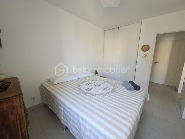 À vendre en exclusivité, dans le très recherché quartier Île Sud à Sète, découvrez ce magnifique T2 de 45 m² rénové, situé au 2ème étage d'un
immeuble ancien entièrement réhabilité avec des prestations de qualité.
Entre la Méditerranée et l'étang de Thau, Sète offre un art de vivre unique : plages de sable fin, port de pêche, canaux pittoresques,
animations toute l'année, festivals, gastronomie réputée et accès rapide à Montpellier. Une ville dynamique où il fait bon vivre toute l'année.
Vous serez immédiatement séduit par sa belle luminosité, son environnement calme et son état irréprochable. Aucun travaux à prévoir : il ne
vous reste plus qu'à poser vos valises !
L'appartement se compose d'une agréable pièce de vie avec une cuisine moderne entièrement équipée (four, plaque de cuisson, hotte,
réfrigérateur, lave-vaisselle, lave-linge..), d'une spacieuse chambre avec grand placard aménagé, d'une élégante salle d'eau et de WC
indépendants.
Un emplacement privilégié
Idéalement situé dans le quartier Île Sud, vous profiterez d'un cadre de vie recherché, à quelques minutes de la mairie, du port, des Halles,
des plages et des quais, des commerces, bus.
Local vélo.
Ce bien conviendra parfaitement à une résidence principale, un pied-à-terre ou un investissement locatif de qualité.
Une opportunité rare sur le secteur ! À visiter sans tarder !