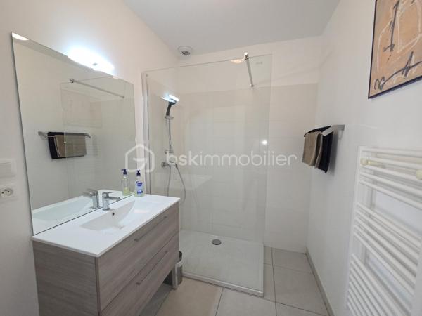 À vendre en exclusivité, dans le très recherché quartier Île Sud à Sète, découvrez ce magnifique T2 de 45 m² rénové, situé au 2ème étage d'un
immeuble ancien entièrement réhabilité avec des prestations de qualité.
Entre la Méditerranée et l'étang de Thau, Sète offre un art de vivre unique : plages de sable fin, port de pêche, canaux pittoresques,
animations toute l'année, festivals, gastronomie réputée et accès rapide à Montpellier. Une ville dynamique où il fait bon vivre toute l'année.
Vous serez immédiatement séduit par sa belle luminosité, son environnement calme et son état irréprochable. Aucun travaux à prévoir : il ne
vous reste plus qu'à poser vos valises !
L'appartement se compose d'une agréable pièce de vie avec une cuisine moderne entièrement équipée (four, plaque de cuisson, hotte,
réfrigérateur, lave-vaisselle, lave-linge..), d'une spacieuse chambre avec grand placard aménagé, d'une élégante salle d'eau et de WC
indépendants.
Un emplacement privilégié
Idéalement situé dans le quartier Île Sud, vous profiterez d'un cadre de vie recherché, à quelques minutes de la mairie, du port, des Halles,
des plages et des quais, des commerces, bus.
Local vélo.
Ce bien conviendra parfaitement à une résidence principale, un pied-à-terre ou un investissement locatif de qualité.
Une opportunité rare sur le secteur ! À visiter sans tarder !