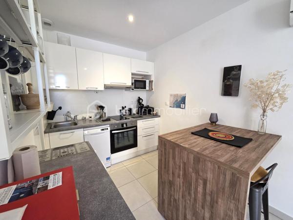 À vendre en exclusivité, dans le très recherché quartier Île Sud à Sète, découvrez ce magnifique T2 de 45 m² rénové, situé au 2ème étage d'un
immeuble ancien entièrement réhabilité avec des prestations de qualité.
Entre la Méditerranée et l'étang de Thau, Sète offre un art de vivre unique : plages de sable fin, port de pêche, canaux pittoresques,
animations toute l'année, festivals, gastronomie réputée et accès rapide à Montpellier. Une ville dynamique où il fait bon vivre toute l'année.
Vous serez immédiatement séduit par sa belle luminosité, son environnement calme et son état irréprochable. Aucun travaux à prévoir : il ne
vous reste plus qu'à poser vos valises !
L'appartement se compose d'une agréable pièce de vie avec une cuisine moderne entièrement équipée (four, plaque de cuisson, hotte,
réfrigérateur, lave-vaisselle, lave-linge..), d'une spacieuse chambre avec grand placard aménagé, d'une élégante salle d'eau et de WC
indépendants.
Un emplacement privilégié
Idéalement situé dans le quartier Île Sud, vous profiterez d'un cadre de vie recherché, à quelques minutes de la mairie, du port, des Halles,
des plages et des quais, des commerces, bus.
Local vélo.
Ce bien conviendra parfaitement à une résidence principale, un pied-à-terre ou un investissement locatif de qualité.
Une opportunité rare sur le secteur ! À visiter sans tarder !